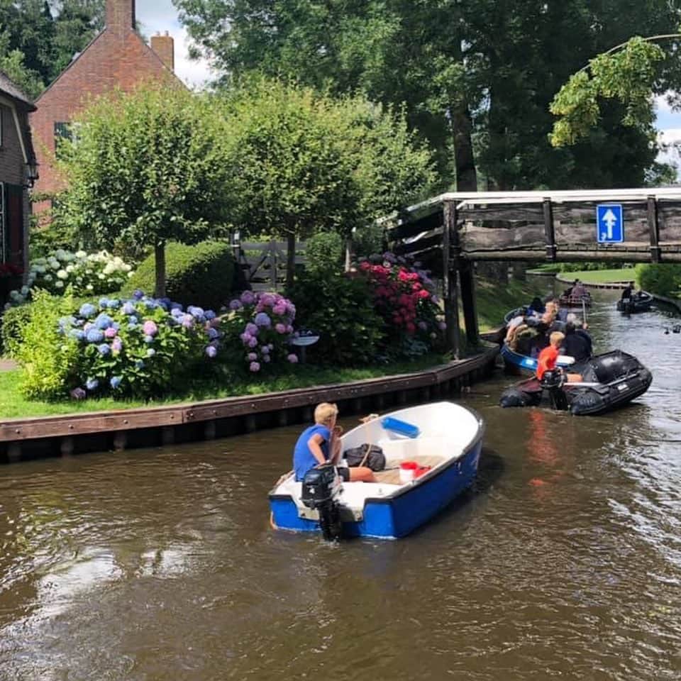 ecomfort（エコンフォート）さんのインスタグラム写真 - (ecomfort（エコンフォート）Instagram)「［ヨーロッパで夏休み］  次にアムステルダムに行くときは絶対に行くと決めていた The fairyland, Giethoorn, Holland.  運河に囲まれて家々が並ぶ小さな村ヒートホルン、クルマはなし、ボートが主の移動手段、あとは自転車か徒歩、究極のサスティナブル、おとぎの国のようでした。  ヨーロッパの国々と仕事をしているイーオクト、モノだけではなく、 、モノを生む文化や生き方も伝えていきたいと願っています。  高橋百合子  #夏休み#オランダ#ヒートホルン#運河の村#運河#ecomfort #ecomforthouse #エコンフォートハウス#神宮前5丁目#神五#表参道#高橋百合子」7月6日 18時06分 - ecomfort_eoct