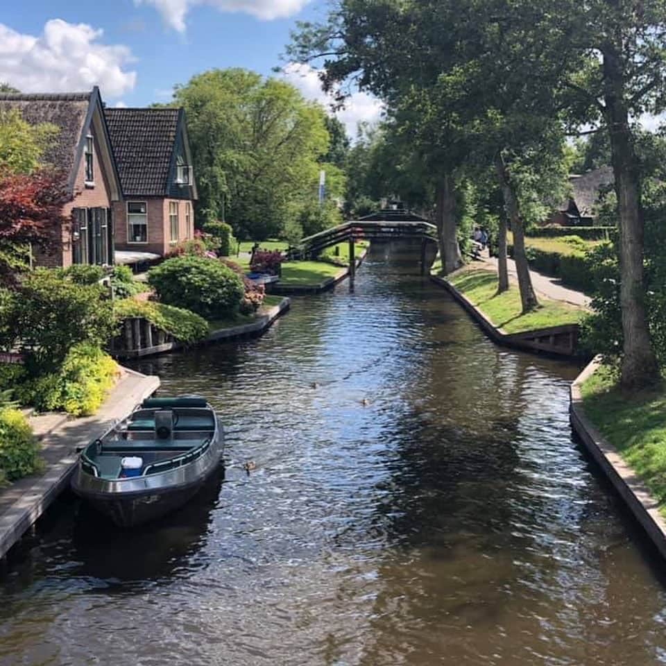 ecomfort（エコンフォート）さんのインスタグラム写真 - (ecomfort（エコンフォート）Instagram)「［ヨーロッパで夏休み］  次にアムステルダムに行くときは絶対に行くと決めていた The fairyland, Giethoorn, Holland.  運河に囲まれて家々が並ぶ小さな村ヒートホルン、クルマはなし、ボートが主の移動手段、あとは自転車か徒歩、究極のサスティナブル、おとぎの国のようでした。  ヨーロッパの国々と仕事をしているイーオクト、モノだけではなく、 、モノを生む文化や生き方も伝えていきたいと願っています。  高橋百合子  #夏休み#オランダ#ヒートホルン#運河の村#運河#ecomfort #ecomforthouse #エコンフォートハウス#神宮前5丁目#神五#表参道#高橋百合子」7月6日 18時06分 - ecomfort_eoct