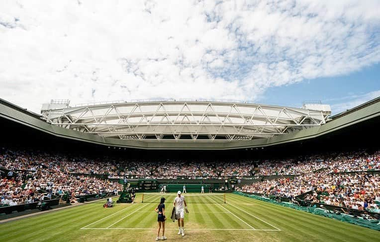 ケビン・アンダーソンさんのインスタグラム写真 - (ケビン・アンダーソンInstagram)「Always an honour being on Centre Court at @wimbledon. Well done to Guido for playing a great match. See you next year 🌱」7月6日 18時19分 - kandersonatp