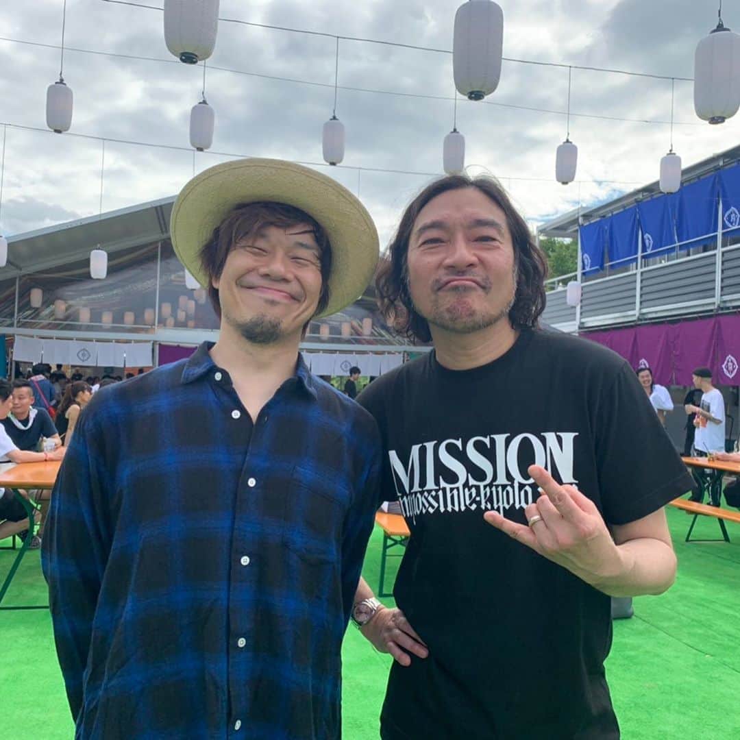 トータス松本のインスタグラム：「京都大作戦2019〜倍返しです！喰らいな祭〜 ライブもバックヤードもめちゃ楽しかった！みんなありがとう！ #10feet  #ええやつら #manwithamission  #みんなで #ガオーー #オオカミつながり #よく言われるけど #ウルフルズ #オオカミ #じゃないんです #でも #いい写真 #ライブ後 #京都駅で食べた黒みつ抹茶白玉」