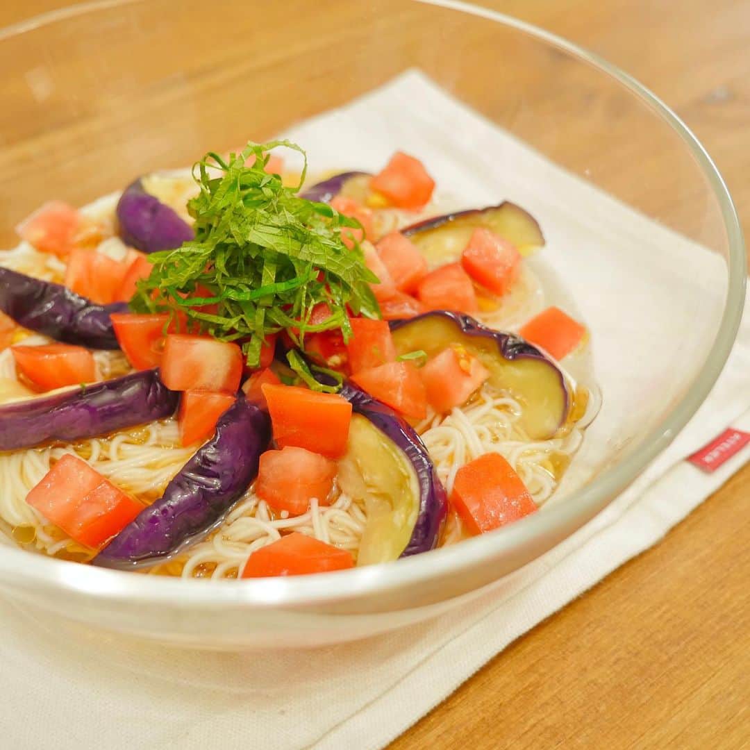 クドのインスタグラム：「『揚げナスとトマトの無限ごま油そうめん』 ——————————————————— 食欲のないときでも無限に食べられるようなそうめん簡単アレンジレシピ！ 無限ごま油そうめんのレシピ動画をYouTubeで公開しました。 揚げナスはレンジで簡単に出来ます😊 ナスのとろける食感とトマトの爽やかな酸味、純正ごま油の香ばしい風味がくせに一品です🍅🍆 ぜひチェックしてみてね！ ——————————————————— ［材料］ひとり分 ■そうめん…１００ｇ ■トマト…１／２個 ■ナス…１本 ■めんつゆ（ストレート）…１００ｍｌ ■かどやの純正ごま油 濃口…大さじ２ ■大葉…お好みで ※作り方はYouTubeをチェック！ ——————————————————— #そうめん #そうめんアレンジ #簡単レシピ #夏レシピ #レンジで #揚げなす #トマト #かどや #ごま油 #純正ごま油 #タイアップ」