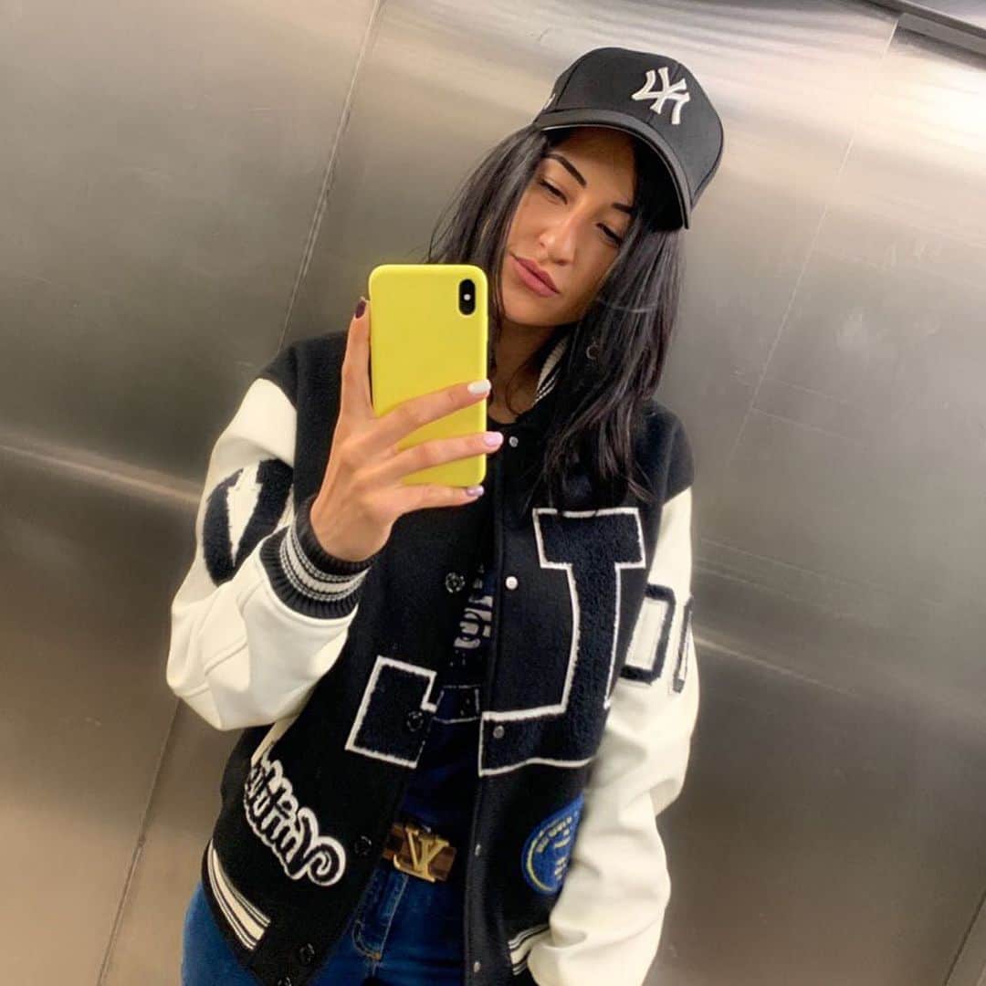 ヤナ・イグリアンのインスタグラム：「Просто я 😌 Сегодня без смысловой нагрузки) ⠀ Расскажите мне о своих планах на выходные 😊 ⠀ Лично у меня все меняется каждую минуту 😂」