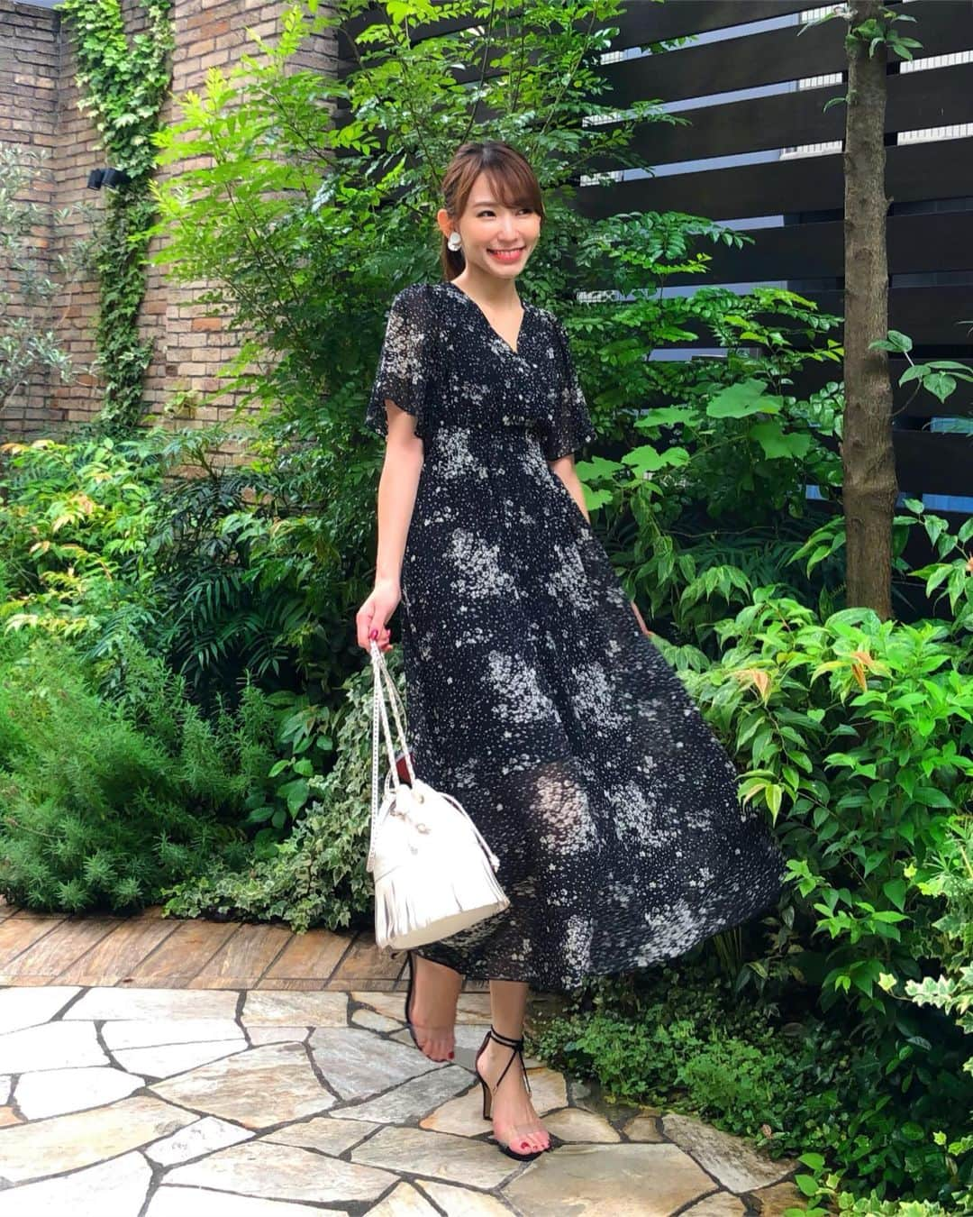 shizuka.watanabeさんのインスタグラム写真 - (shizuka.watanabeInstagram)「♡♡♡ ・ ・ @fifth_store の #カシュクールフラワーロングワンピース ・ ・ 後ろが開いていてとても可愛いんだよー‼️ ・ 裏地は膝丈くらいなので長めが良い方は手持ちのと合わせた方がいいかも💛 ・ ・ サイトを確認したら 50%OFFクーポン出ていたよ💗 ・ ・ ・ 本日は @yoka1124 親子が我が家へお泊り♬ なんかずっと一緒な気がする〜‼️（笑 ・ ・ 楽しくミュージックデー観てます💗 ・ ・ ・ ・ ・ #fifth #fifthtl #フィフス #ワンピースコーデ #fashion #ootd #오오티디 #옷스타그램 #데일리록 #ワンピース」7月6日 18時22分 - shizuka.watanabe