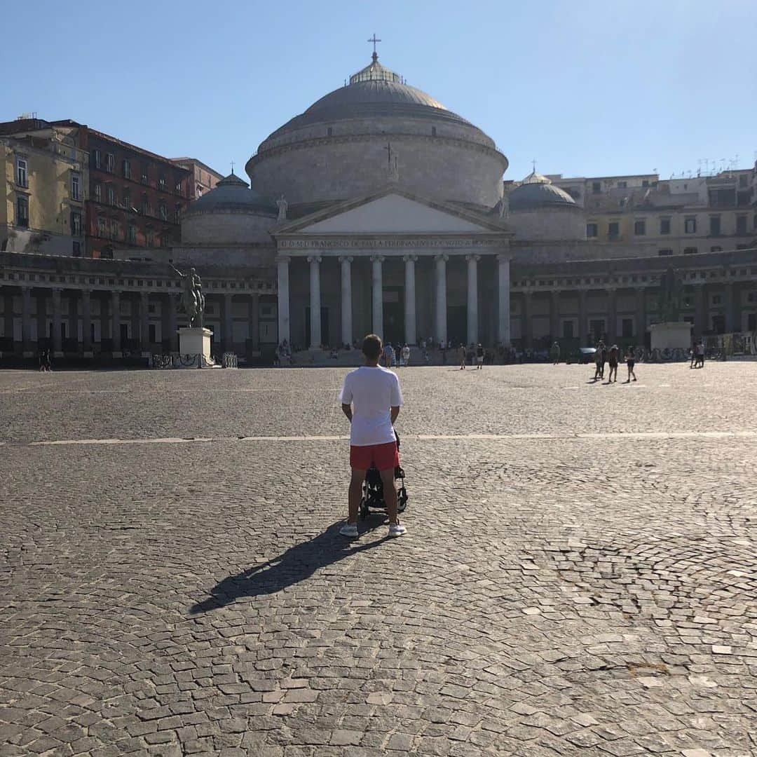 アントニオ・ノチェリーノのインスタグラム：「Puoi togliere un napoletano da Napoli, ma no Napoli da un napoletano 💙 #home #miezpalazz #radici #infanzia」