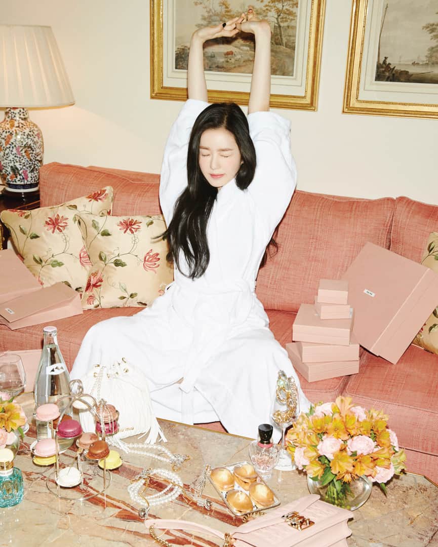 Miu Miuさんのインスタグラム写真 - (Miu MiuInstagram)「﻿#IreneBae on what she normally does when she wakes up in the morning... "It feels good to stretch my body after a long night sleep". #GirlInMiuMiu by @JangDukhwa Styling by @EllenaYim」7月6日 18時31分 - miumiu