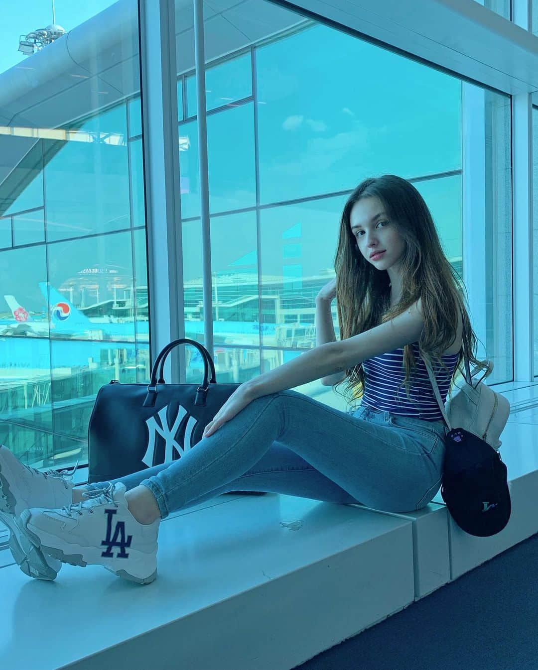 Elina 엘리나 (エリナ) さんのインスタグラム写真 - (Elina 엘리나 (エリナ) Instagram)「Bye korea🇰🇷, hello US🇺🇸 14hours flight omgggg😱❤️ 여러분 미국 잘 다녀올게요! 올스타 게임 공식 초청받아서 넘나 행복 사랑해여❤️ 14시간 비행 실화냐..😭 . . #mlb #mlbkorea #공항패션 #mlbcrew #여름휴가 #미국여행 #allstargame2019」7月6日 18時33分 - elina_4_22