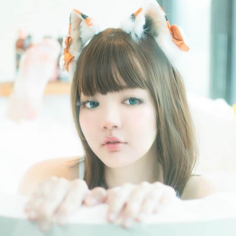 YingTzeさんのインスタグラム写真 - (YingTzeInstagram)「BathTub Calico 🐱❤️ For those who doesn’t know Calico is a type of cat usually with combination of white , orange , black fur .( calicos are usually female too ) ❤️ _ I’ve started collecting kemonomimi , handmade animal ears since April 2018 , because I was inspired by @jean_wanwan ! 😂 It’s a pretty crazy hobby because popular stores get sold out almost instantly upon release. I ever woke up at 3am just to try my luck for a pair of ears ~ 😂 Now I think I have more then 15 pairs of ears but I haven’t get to have a proper photoshoot for all yet. My goal is to shoot one kemonomimi look per month ! _ These pair of Calico Ears is from my favourite store @catzoclub ❤️ ( more than 60 % of my collection is from this store ) 📸 @17.ambition  #blessed #ytzoriginals #kemonomimi #catears #calicocat #catgirl」7月6日 18時40分 - yingtze