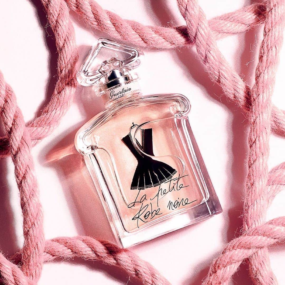 のインスタグラム：「All tied up in the sweet scent of Summer with the new La Petite Robe Noire Ma Robe Plissée. Boasting notes of citrus, apricot & rose petals to add that joyous « je-ne-sais-quoi » to your holiday wardrobe 💕⚓️ ⠀⠀⠀⠀⠀⠀⠀⠀⠀⠀⠀ ⠀⠀⠀⠀⠀⠀⠀⠀⠀⠀⠀ #guerlain #guerlainparfumeur #perfume #lapetiterobenoire #summer #summervibes」