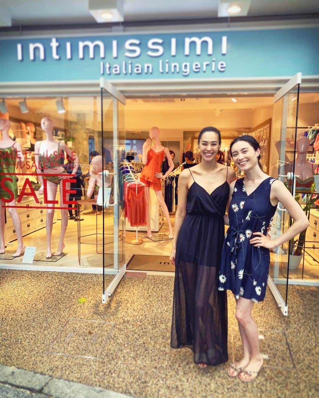 エミ・マイヤーのインスタグラム：「Most girls (and guys) would dream of this chance to have @emi_renata curate your lingerie! 💕👙 thank you @intimissimiofficial can’t wait to add these pieces to my collection! 新しい代官山ストアがオープン！こちらの店舗はブティックの小さめなサイズで、とても心地よく色んなサイズやスタイルを試せます！😍一緒に行ってお勧めを選んでくれたエミちゃんに感謝🙏 • • • • • • • • • • #intimissimi #italianlingerie #silk #lace #インティミッシミ #イタリア製 #ランジェリー #シルク ＃レース #calzedonia #calzedoniajapan」