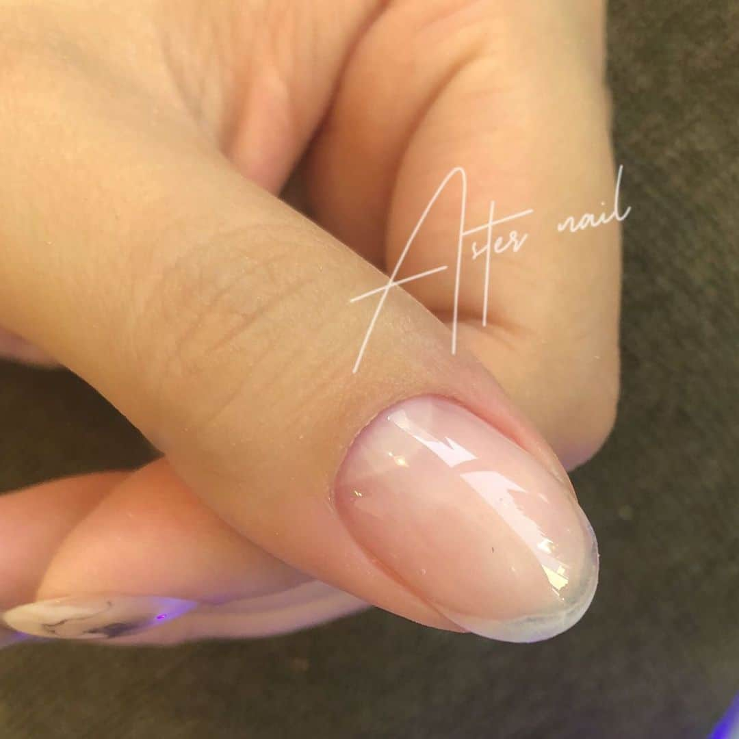 sapporo nail 【 Aster 】さんのインスタグラム写真 - (sapporo nail 【 Aster 】Instagram)「. 当店はおしゃれなdesignだけではなく 甘皮のケアやフォルムの形成にもこだわっています(^^) . 甘皮のケアは、しっかりすると根元のキワからしっかりカラーを塗ることが出来るので仕上がりがとっても綺麗に見えます❣️ 逆に、ケアがしっかり行われていないと ハミ出しや塗り残しの原因に…。 . フォルムの形成は、仕上がりのツヤ感を 良くするために行っています🎶 画像のようなクリアもぷるぷるの仕上がりです🥳 今はクリア系のデザインがとても流行っているのでぷるぷる感はとても大事です🎶 . . . . 【担当 seina】 . . . . .ネイルサロンに行っても 『根元の隙間が気になる…』『甘皮が気になる…』 『反り爪が気になる…』というお悩みがあった方はぜひ当店へ◎ フォルムの形成をするので、反り爪も緩和し 仕上がりのツヤ感も格段にUP🎶  ___________________________________________________ . .  #札幌ネイルサロン#札幌ネイリスト #札幌 #札幌ネイル #夏ネイル #ニュアンスネイル #ネイル #アートネイル #フィルイン #札幌ドームフィルイン #ワンカラーネイル #シンプルネイル #クリアネイル #タイルネイル #狸小路 #大通り公園 #シースルーネイル #アシメネイル #個性派ネイル #アートネイル#冬ネイル#札幌カフェ#札幌グルメ#ドライフラワーのある暮らし#ワイヤーネイル#宝石ネイル札幌#宝石カットネイル#水彩ネイル#札幌ニュアンスネイル#トリックシート#西18丁目ネイルサロン」7月6日 18時47分 - seina.kato___