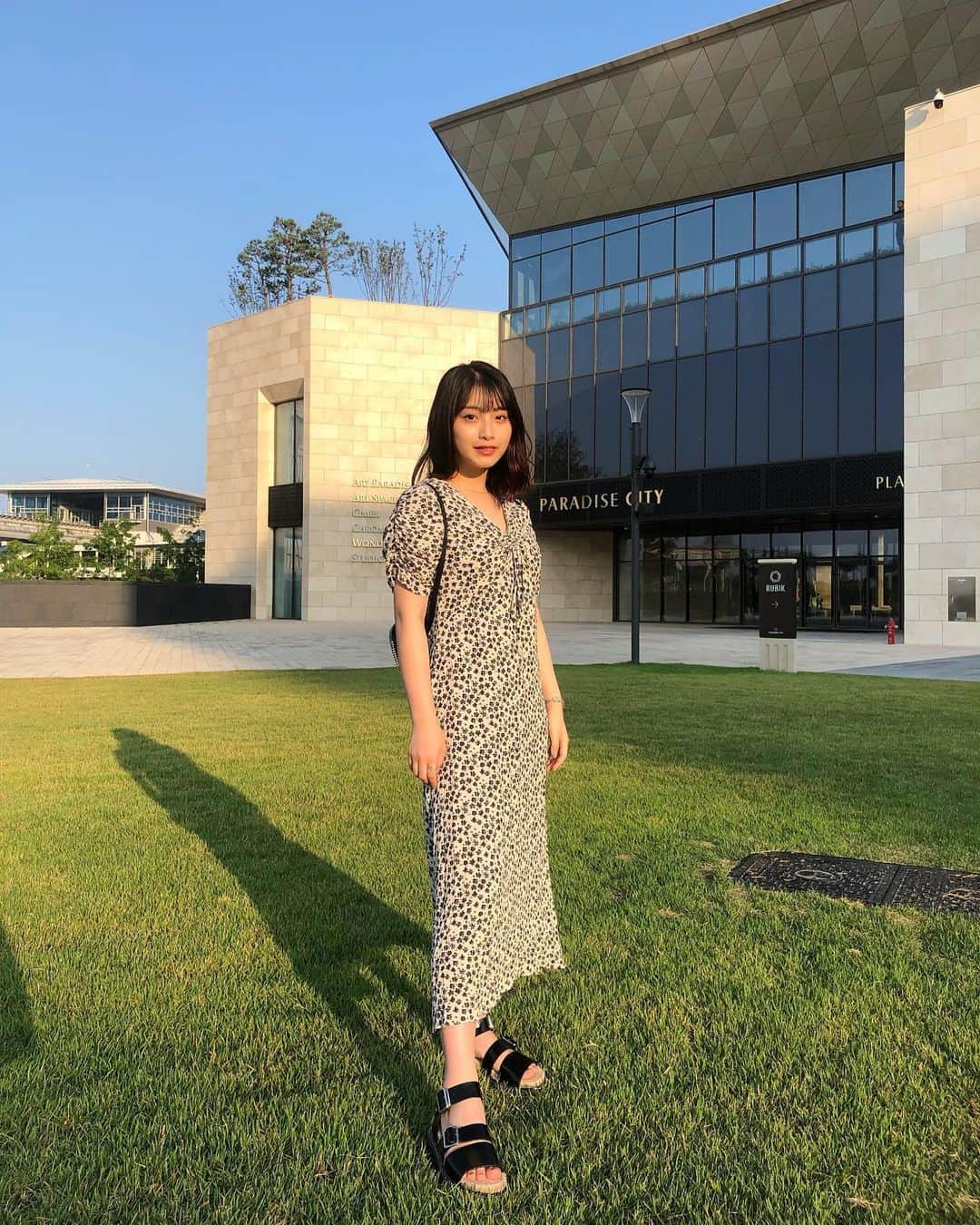 永井理子のインスタグラム：「ホテルの周りが解放的でよきだった🌿  ワンピースは @amail_official 🌼」