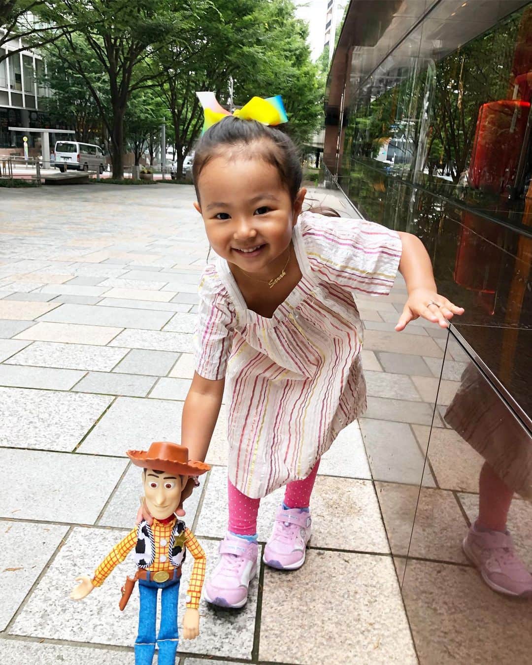 のインスタグラム：「お気に入りの人形を持ってお散歩へ🚶‍♀️ #トイストーリー #トイストーリー4 #早く見たい」