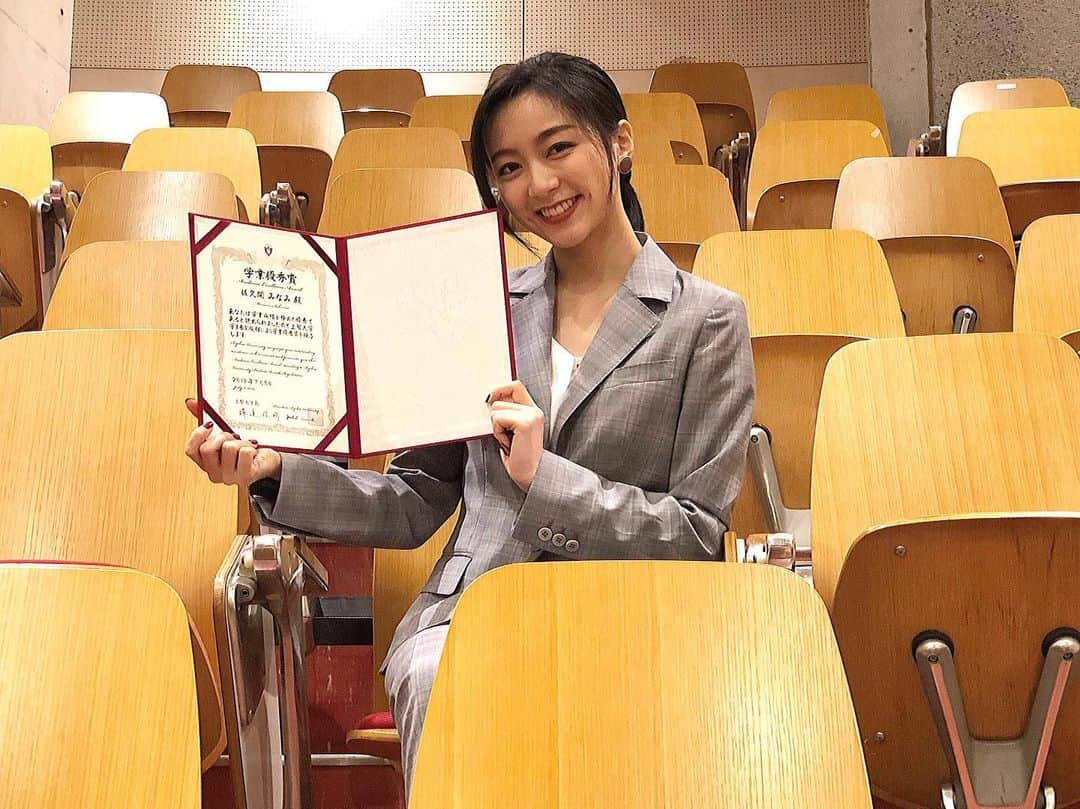 のインスタグラム：「⠀ 学業優秀賞を頂きました✏️⠀ ⠀ こういう投稿をすると、自慢しているように思えないか心配で迷ったのですが、⠀ ⠀ 自分が頑張った証として載せさせてください。(笑)⠀ ⠀ 昔から勉強することが好きで、でもそれを口にすると敬遠されちゃうんじゃないかと思って認めずにいましたが、この賞をもらって、わかりました。⠀ ⠀ 私は勉強が好きです😂⠀ ⠀ だからといって知識が豊富なわけじゃないんですけど、自分が知らないことを新しく学べることが面白くて…笑⠀ ⠀ どんなに忙しくても勉強だけは疎かにしたくなくて、周りから真面目だどーのこーの言われても自分を貫きました🙇🏻‍♂️⠀ ⠀ だからこそこの賞をもらう度、「あ、自分は間違ってなかったんだな」と思えるようになりました。⠀ ⠀ 自分がこうして勉強に集中できる環境を与えてくれる親や周りの人に感謝しながら、これからも「真面目キャラ」で生きていきますのでよろしくお願いします！(笑)⠀ ⠀ Academic Excellence Award😊⠀ ⠀ I was sort of hesitant to post this bcuz some ppl might think I’m bragging....⠀ ⠀ But! I decided to post anyways! It’s a proof that I worked my butt off to get this so....no hate please. Haha⠀ ⠀ I used to NOT admit the fact that I like studying cuz of my image. But after I got this award, I realized, ‘yeah maybe I like studying’ lol ⠀ ⠀ It’s not like I have a lot of knowledge but it just excites me to learn things that I never knew before:) No matter how busy I was, I hated neglecting my studies. Ppl kept telling me I was being too studious and whatnot but being awarded like this, felt like I wasn’t wrong after all. xD⠀  I wanna thank my parents and everyone else who supported me all the way through and will continue to be ‘studious’ no matter what. Haha⠀  Love you all🙈⠀ ⠀ #academicexcellenceaward #sophiauniversity #workhardplayhard #thankyou #上智大学 #頑張りました #ありがとうございます #笑 #학교에서 #상 #받았어요 #공부 #열심히했다 #감사」