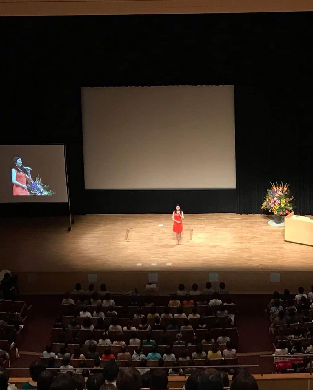 アンミカさんのインスタグラム写真 - (アンミカInstagram)「昨日の福岡に次いで、今日は長崎にて講演会でしたよ！九州の二日間は、何故か衣装がオレンジ系の気分でした🍊✨ 実は、すこし髪を切りました✂️✨ 巻きが華やかになり、ヘアセットが長持ちするように軽やかになりました☺️ 。 #福岡と長崎の皆さまありがとうございました❤️ #本日公開の横尾初喜監督の映画こはくの公開日にロケ地でおり監督の出身地の長崎にいる偶然！ #初の長崎でチャンポンとハトシを食べて感激！ #ハトシは海老パンみたいな海老のすり身をパンで挟んで挙げたふわふわなもの！ ワンピ  #boss アクセ #abiste  #明日は11じ半からは日曜はカラフルで浴衣を着ます👘 #夜はザックポーゼンが選ぶパリコレ学結果発表ですよ！」7月6日 18時52分 - ahnmikaofficial