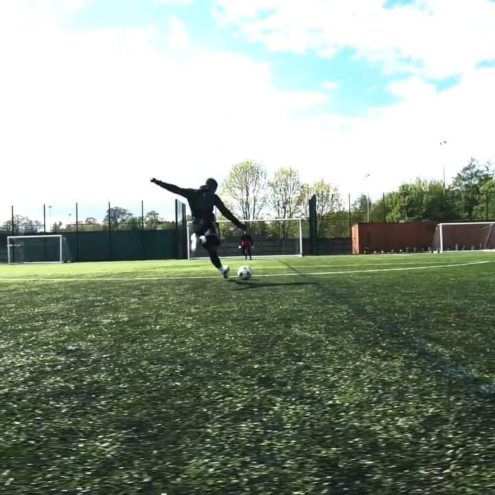 F2Freestylersのインスタグラム：「Comment 1 word for this outrageous goal _________ 🚀🎯」