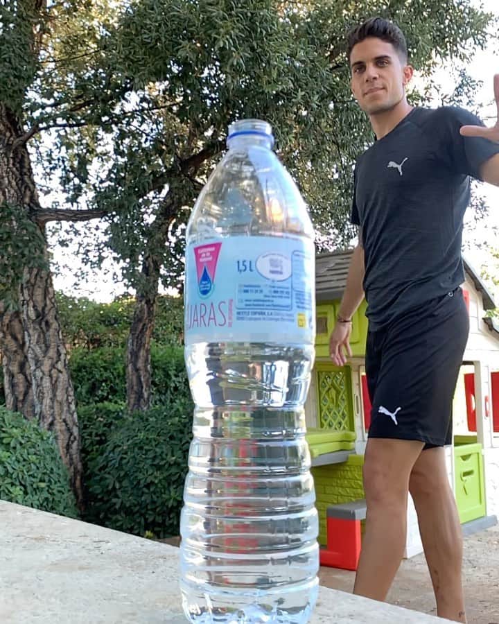マルク・バルトラのインスタグラム：「Mi #BottleCapChallenge ! 🤸🏻‍♂️🎯🍾 Nomino a mis “@pumafootball amigos” @locelsogiovani @santicazorla @preinaofficial @marcinho11 😜👍🏼」