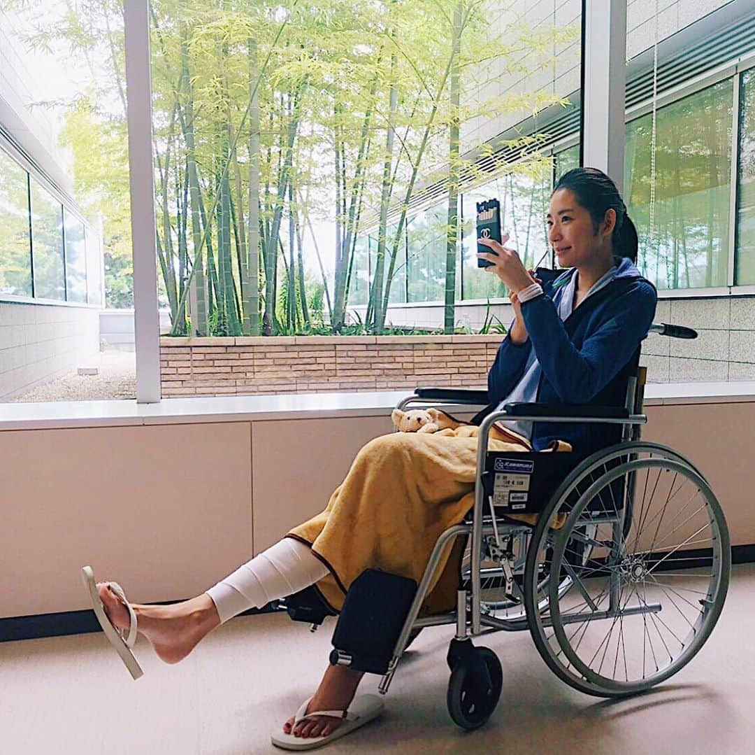 福田萌子さんのインスタグラム写真 - (福田萌子Instagram)「私がいつもポジティブに見えるのはどんな出来事もそのプロセスと経験を楽しんでいるから😊 My positivity comes from enjoying the process and experience🤗 It will be hard sometimes when you have a fight with your lover or when you are not well at work🕷🌨 But let’s take a moment and think about it‼️ It is fortunate that we have a partner whom you can discuss with honesty and the fact that you can get emotional about something☺️✌🏻✨ Even if you get caught in an unfortunate accident or get sick, you should take it as one life experience and look for a solution🔑 The opportunity to gain experiences = time is given equally to everyone if they live🌲 The experience is not only about traveling or doing big things. Spending all day doing nothing at home is also an experience of "doing nothing at home"🏠You can talk about these experiences when someone asked you how you felt or what you thought about🗣💁‍♀️ It’s up to us to use the opportunity meaningfully to broaden the range of our experiences😼 “Now” is the process that will lead to the future, let's enjoy everything✨✨✨ ・ 恋人と喧嘩をしたり、お仕事でうまくいかない時、その時は苦しいかもしれない👤 けどよく考えてみて‼️ 自分の素直な気持ちをぶつけて喧嘩ができる相手がいる事、その感情が得られる機会があるって幸せ✨ 不運な事故に巻き込まれたり病気になっても、それを１つの経験と捉えて解決策を探す♻️写真の時もそうだった😊✌🏻 経験は沢山旅行に行く事や大きな出来事だけじゃない🙅‍♀️✌🏻家の中で何もせずに一日中過ごした事も『何もせずに家にいた』という経験値。その時どんな気持ちだったのか、何を考えたのか、誰かに聞かれたら経験値を話せるよね😉🧩 経験の機会＝時間は生きていればみんなに平等に与えられる🤲その機会を有意義に使い幅を広げるのは私たち次第✔️ 今は未来に続くプロセスだから、どんな出来事も楽しんでいこう✨✨」7月6日 19時04分 - moekofukuda