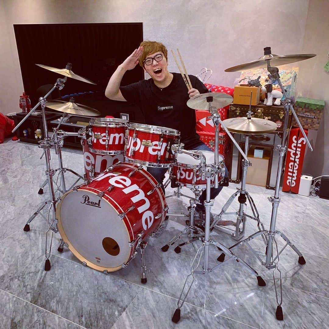 HIKAKINのインスタグラム：「Supreme Drum！😎🎉 世界に50台の激レア😭💕 #supreme  #drum #シュプリーム  #ドラム」