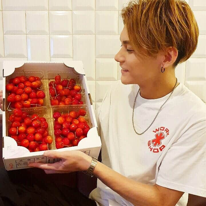 KSUKEさんのインスタグラム写真 - (KSUKEInstagram)「まさかのオマキちゃんからさくらんぼの差し入れ😍🍒 Thanks @___omkk.nn 🙏💫」7月6日 19時08分 - ksuke_jpn