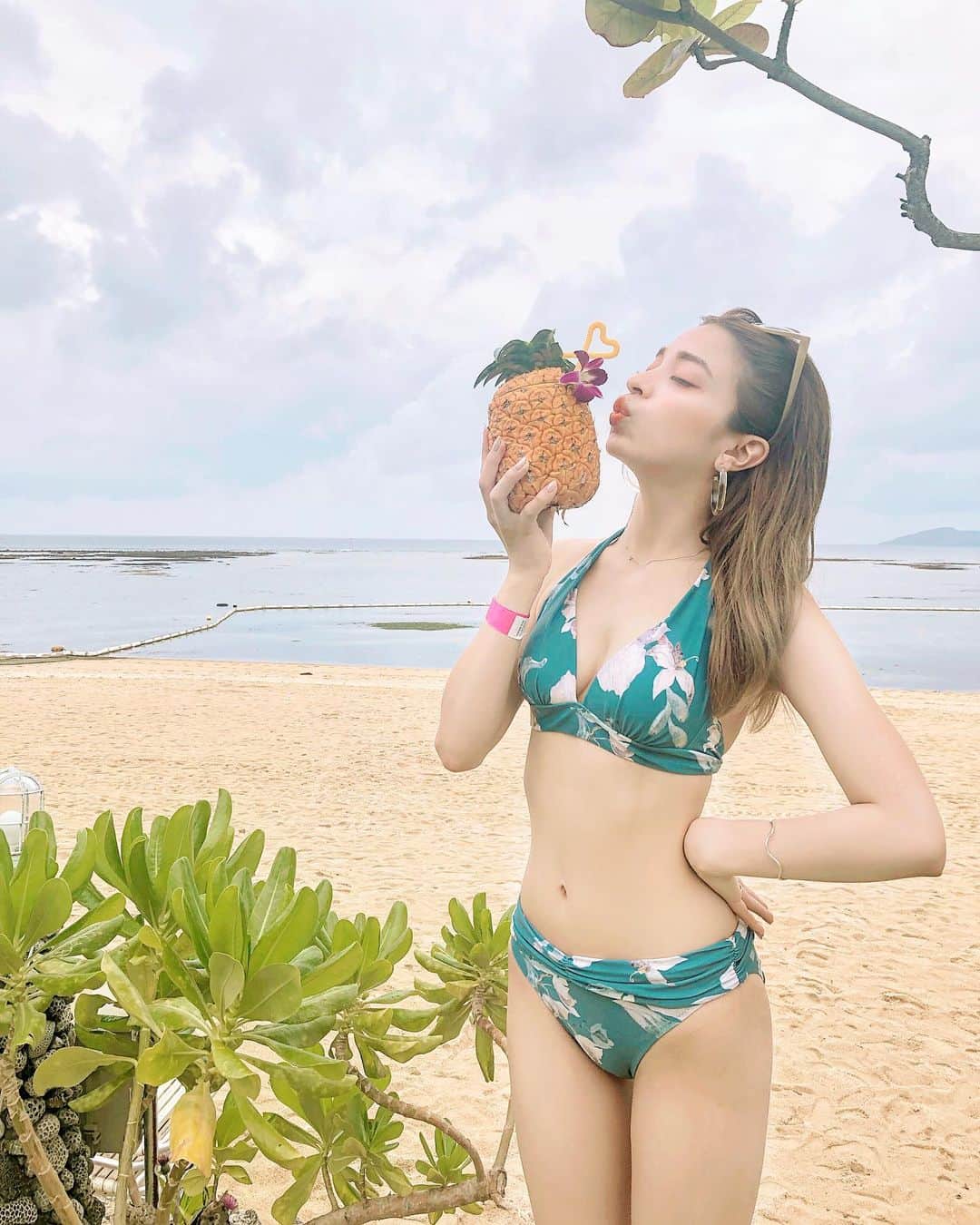 CARINA（日向カリーナ）さんのインスタグラム写真 - (CARINA（日向カリーナ）Instagram)「Flesh Pineapple~~:)🍍🌺 4日も沖縄にいたら流石に焼けちゃうよね🐶✌🏻」7月6日 19時09分 - carina_hinata