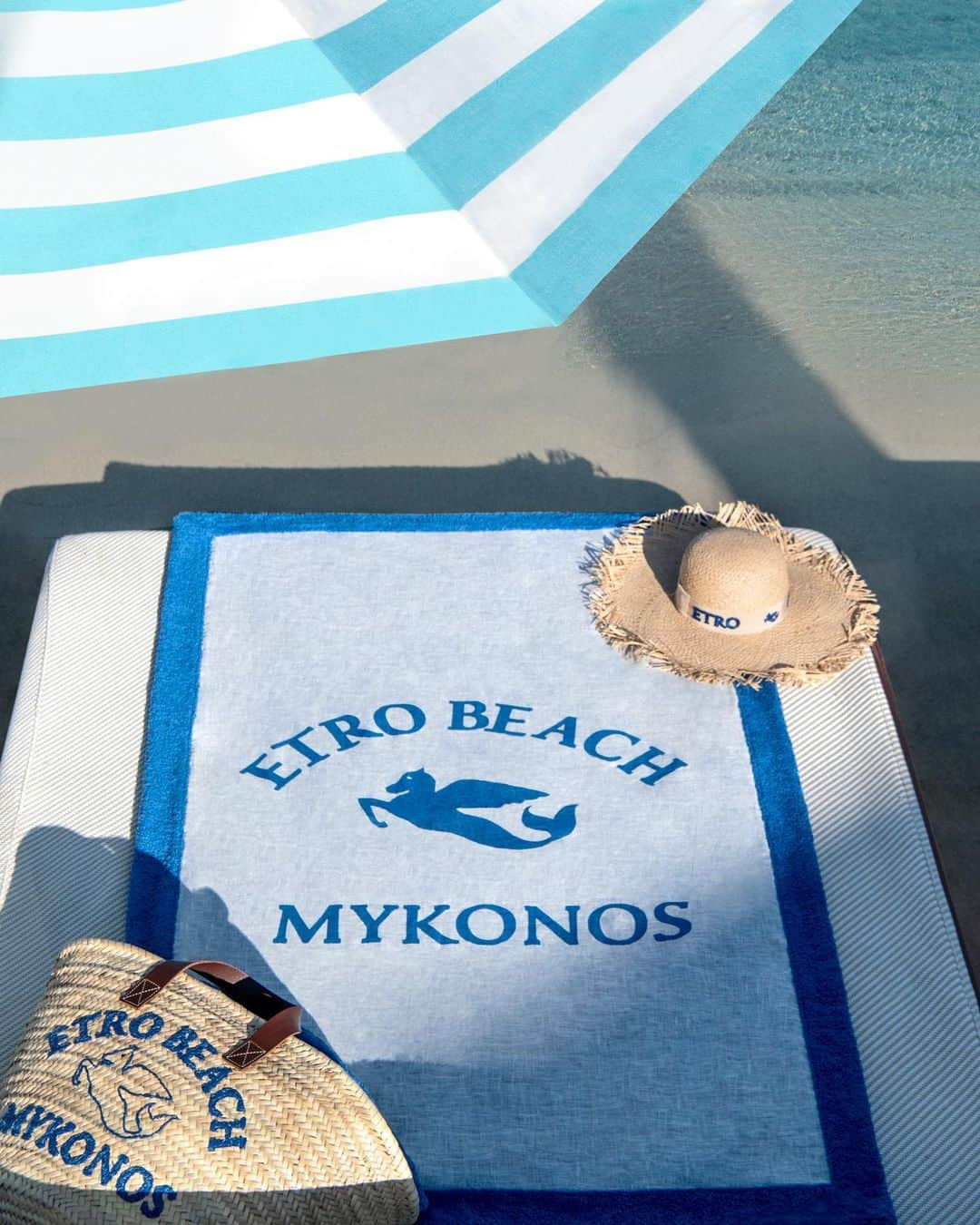 エトロさんのインスタグラム写真 - (エトロInstagram)「ETRO BEACH MYKONOS Welcome to #EtroBeachMykonos, where the #EtroXLuisaBeach capsule collection features the house’s iconic floral and Paisley prints in four different kimonos, along with the iconic Pegasus symbol in the straw hat and bag.」7月6日 19時10分 - etro