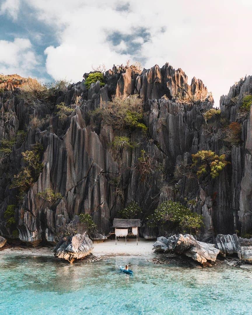 Discover Earthさんのインスタグラム写真 - (Discover EarthInstagram)「What a beautiful little hut at the bottom of these beautiful Limestone formations in Coron, Palawan, Philippines ! 🏝🇵🇭 Who would you want to go kayaking there with ? — 📍#DiscoverPhilippines — 📸 Photo by @kylevollaers」7月6日 19時16分 - discoverearth