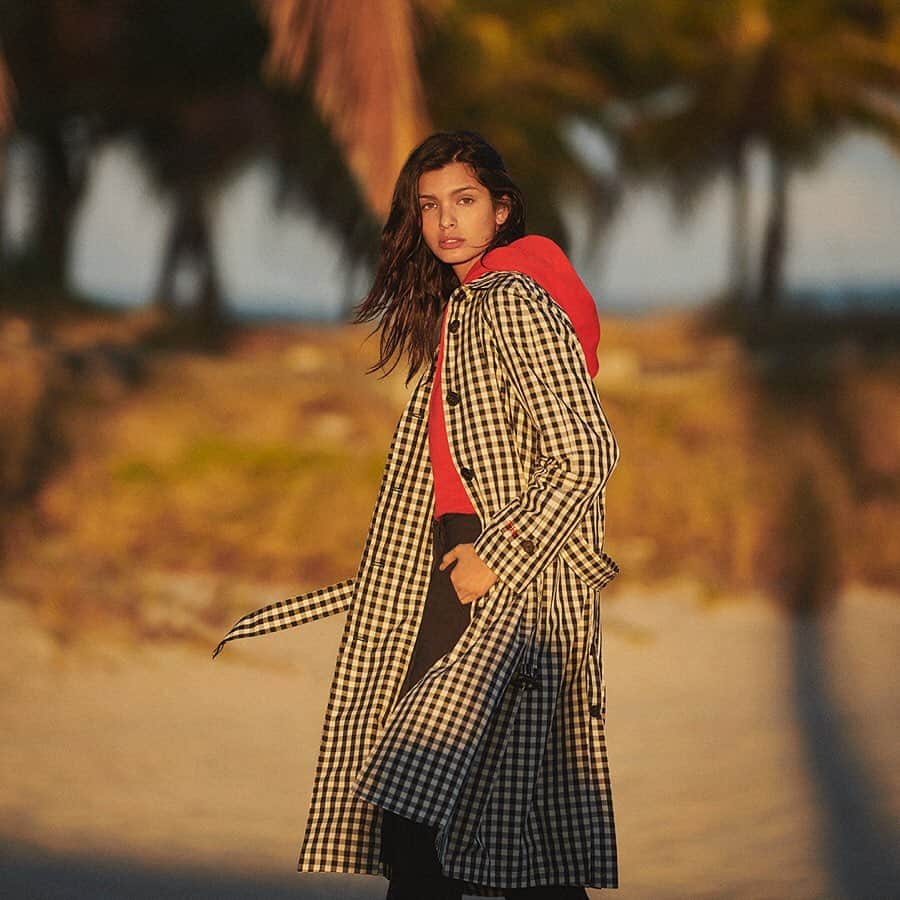 Tommy Hilfigerさんのインスタグラム写真 - (Tommy HilfigerInstagram)「The check coat that’ll take you right through to fall」7月6日 19時18分 - tommyhilfiger