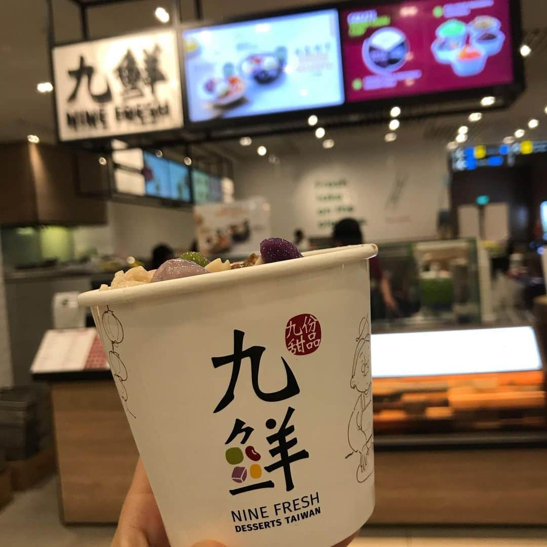 大西蘭さんのインスタグラム写真 - (大西蘭Instagram)「・ 前から気になってたスイーツ🍨 初めてなので、signature と書いてある 九鲜招牌 NINE FRESH SIGNATURE にしました✨ ・ 具材は、 With bean curd, grass jelly, red bean, green bean, pinto bean, peanuts and taro balls だそうです🍨 ・ 甘さ控えめで美味しかった💕 ヘルシーそうだし、また食べたい😋 しかも安い💰 ・ ・ #九鲜招牌 #ninefreshdesserts  #signature  #シンガポールスイーツ  @ninefresh」7月6日 19時19分 - onishiran