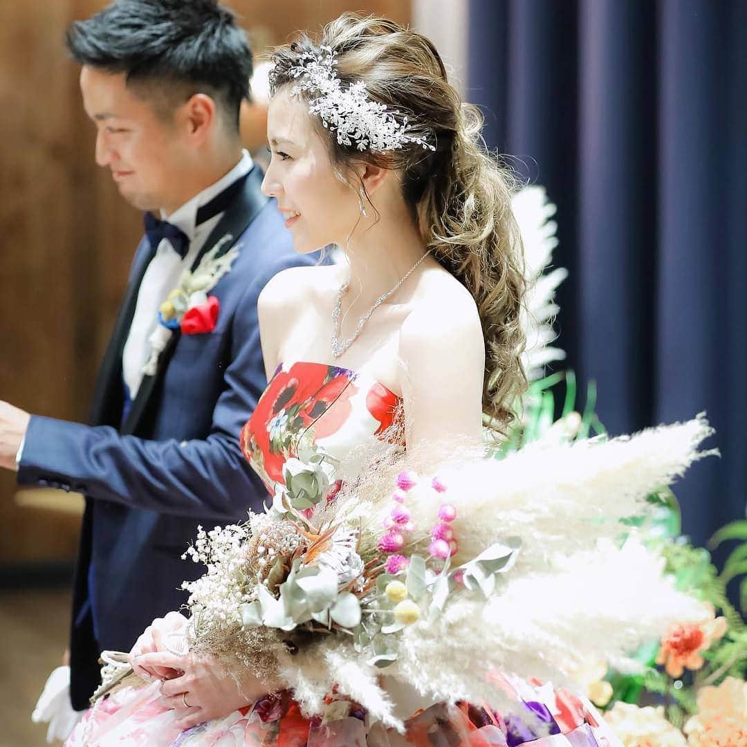 プレ花嫁の結婚式準備サイト farny 【ファーニー】さんのインスタグラム写真 - (プレ花嫁の結婚式準備サイト farny 【ファーニー】Instagram)「@farny_weddingをフォローして #プラコレ #farnyレポ を付けて投稿してくださいね♥ . :-: :-: :-: :-: :-: :-: :-: :-: :-: 本日紹介したいウェディングフォトは・・・ @i.tmweddingさん❤︎ . ビッグブーケを合わせた お洒落な花嫁コーデが素敵..♡ 披露宴でのお色直し入場は ガラリと雰囲気を変えてみてはいかが？✨ . :-: :-: :-: :-: :-: :-: :-: :-: :-: . \\🌷花嫁ライター募集中// @farny_wedding の DMより”Farny 花嫁ライター希望”とお送りくださいね◎ 担当者から折り返しご連絡さしあげます⁂ . \\🌹花嫁アプリ // プロのアドバイザーに結婚式の相談を何度でも♡ ウェディングドレスの記事や、 自分のウェディングレポを残せちゃう♡” . ＞＞＞TOPのURLからcheck ⋈ @placolewedding ＞＞＞結婚のご相談は プラコレウェディングアドバイザーへ♡ @wedding_adviser ＞＞＞ウェディングレポを残したいなら、 farny by プラコレをcheck ✎ @farny_wedding ＞＞＞ウェディングアイテム＆DIYは farnyアイテムをcheck ❁ @farny_wd.item >>>沖縄フォトウェディングの予約は ainowa(あいのわ)をcheck✈ @ainowa_okinawa . ┈┈┈┈┈┈┈┈┈┈┈┈┈┈┈┈┈┈┈ #プレ花嫁 #卒花  #花嫁 #卒花嫁 #お色直し  #結婚準備  #花嫁準備 #当日レポ #撮影指示書 #weddingtbt #weddingdress #ウェディングドレス #運命の一着 #ウェディングフォト #ロケーションフォト #挙式レポ #卒花しました #試着レポ #farnyレポ #前撮り #後撮り  #関東花嫁 #関西花嫁 #花嫁コーディネート」7月6日 19時22分 - farny_wedding