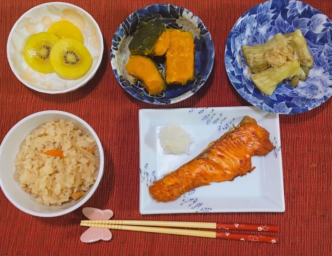太田英里さんのインスタグラム写真 - (太田英里Instagram)「* ･ 本日の #えりごはん🍳 。 ･ ＊焼鮭 ＊焼きナス ＊かぼちゃの煮付け ＊炊き込みご飯 ＊キウイ ･ 配置とかもっと綺麗にすれば良かった🤣 料理の腕あげたいなあああ。 ･ みんなは手作り料理だったら何を 作ってもらったら嬉しいですか？☺️ ･ #cooking #和食 #おうちごはん #太田英里 #ナチュラルフードコーディネーター #健康食コーディネーター #Bright #三重PR大使 #ミス桑名 #釣りガール #女優 #モデル #model #actress #talent #shorthair #ショートヘア #丸顔 #l4l #like4like #followme #instagood #dinner」7月6日 19時27分 - eririiin56