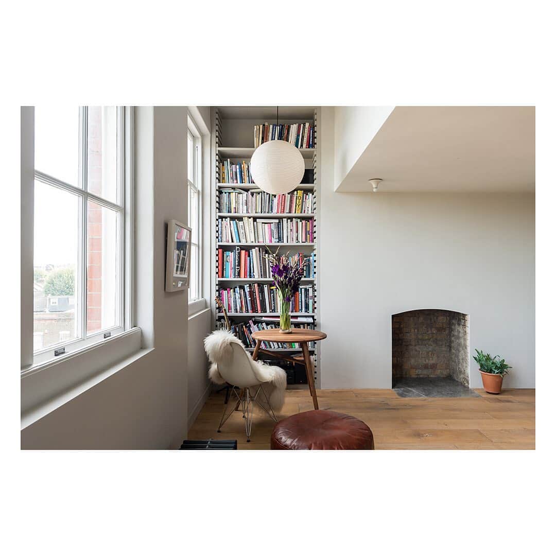 The Modern Houseさんのインスタグラム写真 - (The Modern HouseInstagram)「#forsale positioned in a former Victorian school is this light-filled apartment near Clapham Junction. Link in our bio to see the sales listing.」7月6日 19時28分 - themodernhouse