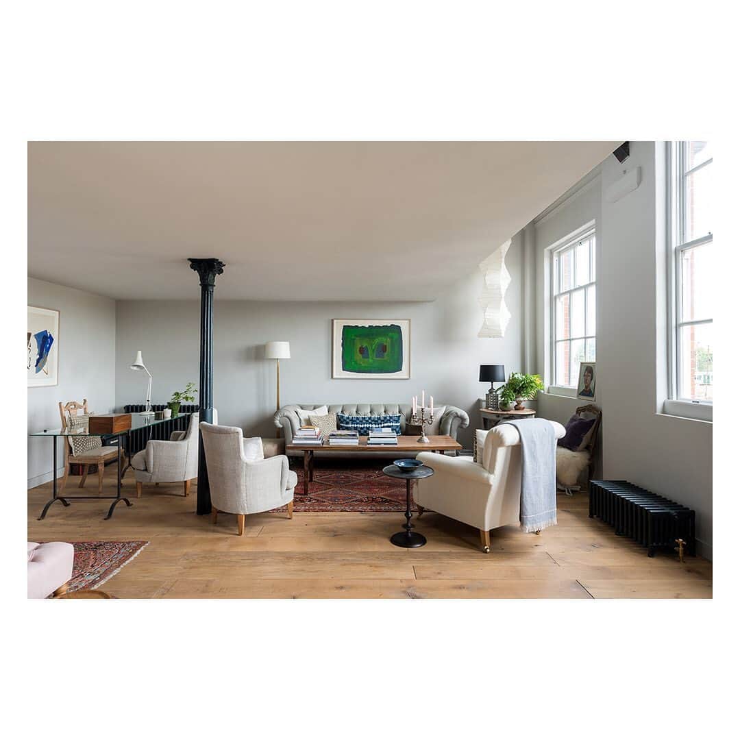 The Modern Houseさんのインスタグラム写真 - (The Modern HouseInstagram)「#forsale positioned in a former Victorian school is this light-filled apartment near Clapham Junction. Link in our bio to see the sales listing.」7月6日 19時28分 - themodernhouse