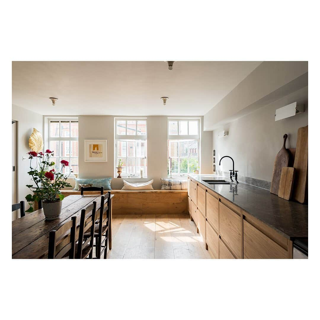 The Modern Houseさんのインスタグラム写真 - (The Modern HouseInstagram)「#forsale positioned in a former Victorian school is this light-filled apartment near Clapham Junction. Link in our bio to see the sales listing.」7月6日 19時28分 - themodernhouse