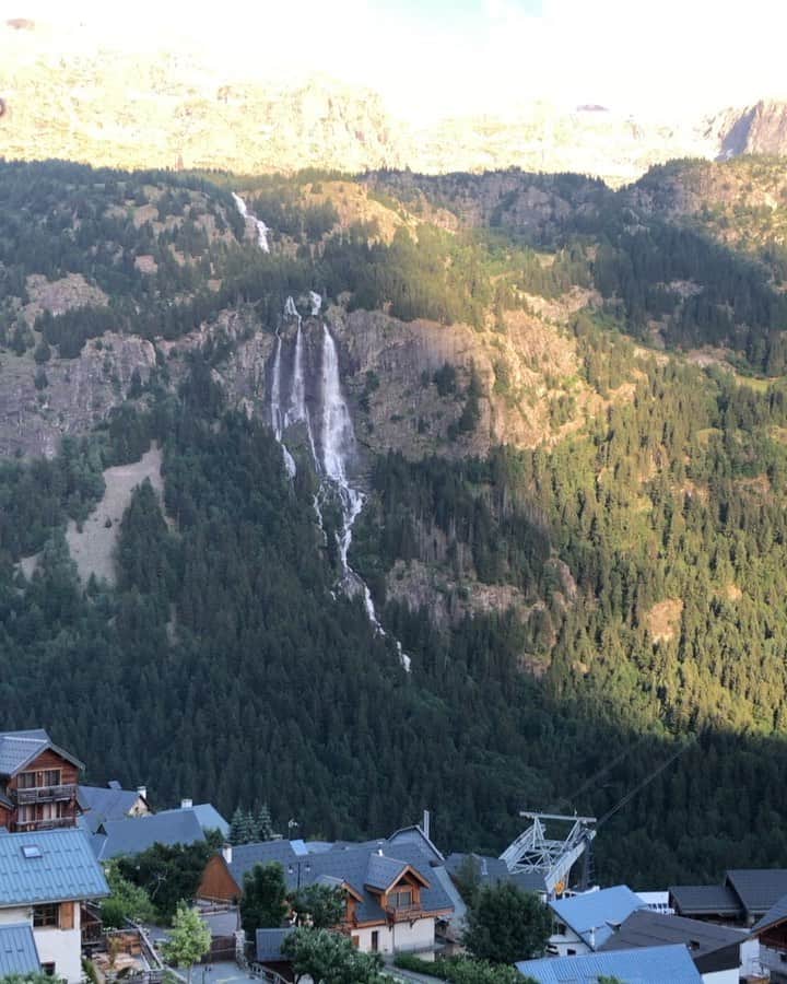 パトリック・チャンのインスタグラム：「Bonjour Vaujany 🇫🇷 @vaujany_ice_summer_camp @elizabethputnam」