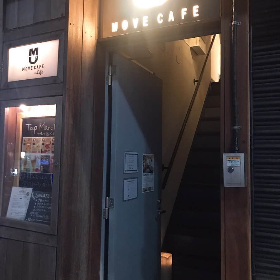 りょうくんグルメさんのインスタグラム写真 - (りょうくんグルメInstagram)「【新宿 ムブカフェ】 夜カフェもできちゃう！ プリンタルトが食べられるお店🤤 ⠀ 🏠#新宿 #ムブカフェ 🚶‍♂️新宿三丁目駅徒歩3分 📖季節フルーツとプリンのタルト(¥880) カフェラテ(¥550) チャイ(¥680) ⠀ ぷりんほどよくかため ナッツとアーモンドがうまうま ⠀ プリンに刺さったかわいい旗がレトロ感あっていい。  タルトがさっくさくでめっちゃうまい。 プリンも大きすぎないし、タルト生地と食べるから全然くどさを感じずに食べれる。 ⠀ ぷりんのタルトが食べられるのは東京でもここだけ。見た目が珍しいから、写真撮るのも楽しい。 ⠀ 夜カフェも可能で、21時ラストオーダー22時までやってる。ワンオーダー制。 ⠀ 入るときに食事かカフェか聞かれる。 お店の暗さもちょうどよく夜カフェの雰囲気が最高。 仲良い人とおしゃべりしたり、デートにもオススメ。 ⠀ 平日の20:30に行って20分くらい待った！ ⠀ オススメや〜」7月6日 19時38分 - uryo1113