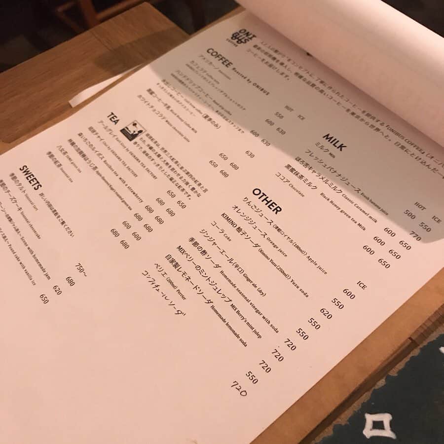 りょうくんグルメさんのインスタグラム写真 - (りょうくんグルメInstagram)「【新宿 ムブカフェ】 夜カフェもできちゃう！ プリンタルトが食べられるお店🤤 ⠀ 🏠#新宿 #ムブカフェ 🚶‍♂️新宿三丁目駅徒歩3分 📖季節フルーツとプリンのタルト(¥880) カフェラテ(¥550) チャイ(¥680) ⠀ ぷりんほどよくかため ナッツとアーモンドがうまうま ⠀ プリンに刺さったかわいい旗がレトロ感あっていい。  タルトがさっくさくでめっちゃうまい。 プリンも大きすぎないし、タルト生地と食べるから全然くどさを感じずに食べれる。 ⠀ ぷりんのタルトが食べられるのは東京でもここだけ。見た目が珍しいから、写真撮るのも楽しい。 ⠀ 夜カフェも可能で、21時ラストオーダー22時までやってる。ワンオーダー制。 ⠀ 入るときに食事かカフェか聞かれる。 お店の暗さもちょうどよく夜カフェの雰囲気が最高。 仲良い人とおしゃべりしたり、デートにもオススメ。 ⠀ 平日の20:30に行って20分くらい待った！ ⠀ オススメや〜」7月6日 19時38分 - uryo1113