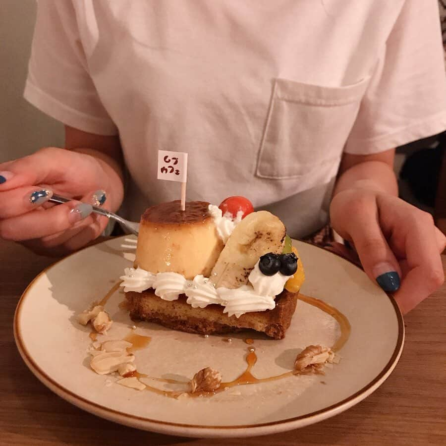 りょうくんグルメさんのインスタグラム写真 - (りょうくんグルメInstagram)「【新宿 ムブカフェ】 夜カフェもできちゃう！ プリンタルトが食べられるお店🤤 ⠀ 🏠#新宿 #ムブカフェ 🚶‍♂️新宿三丁目駅徒歩3分 📖季節フルーツとプリンのタルト(¥880) カフェラテ(¥550) チャイ(¥680) ⠀ ぷりんほどよくかため ナッツとアーモンドがうまうま ⠀ プリンに刺さったかわいい旗がレトロ感あっていい。  タルトがさっくさくでめっちゃうまい。 プリンも大きすぎないし、タルト生地と食べるから全然くどさを感じずに食べれる。 ⠀ ぷりんのタルトが食べられるのは東京でもここだけ。見た目が珍しいから、写真撮るのも楽しい。 ⠀ 夜カフェも可能で、21時ラストオーダー22時までやってる。ワンオーダー制。 ⠀ 入るときに食事かカフェか聞かれる。 お店の暗さもちょうどよく夜カフェの雰囲気が最高。 仲良い人とおしゃべりしたり、デートにもオススメ。 ⠀ 平日の20:30に行って20分くらい待った！ ⠀ オススメや〜」7月6日 19時38分 - uryo1113