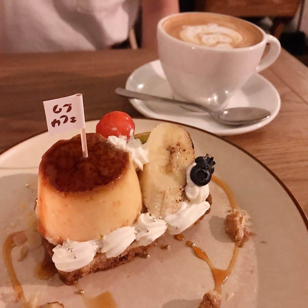 りょうくんグルメさんのインスタグラム写真 - (りょうくんグルメInstagram)「【新宿 ムブカフェ】 夜カフェもできちゃう！ プリンタルトが食べられるお店🤤 ⠀ 🏠#新宿 #ムブカフェ 🚶‍♂️新宿三丁目駅徒歩3分 📖季節フルーツとプリンのタルト(¥880) カフェラテ(¥550) チャイ(¥680) ⠀ ぷりんほどよくかため ナッツとアーモンドがうまうま ⠀ プリンに刺さったかわいい旗がレトロ感あっていい。  タルトがさっくさくでめっちゃうまい。 プリンも大きすぎないし、タルト生地と食べるから全然くどさを感じずに食べれる。 ⠀ ぷりんのタルトが食べられるのは東京でもここだけ。見た目が珍しいから、写真撮るのも楽しい。 ⠀ 夜カフェも可能で、21時ラストオーダー22時までやってる。ワンオーダー制。 ⠀ 入るときに食事かカフェか聞かれる。 お店の暗さもちょうどよく夜カフェの雰囲気が最高。 仲良い人とおしゃべりしたり、デートにもオススメ。 ⠀ 平日の20:30に行って20分くらい待った！ ⠀ オススメや〜」7月6日 19時38分 - uryo1113