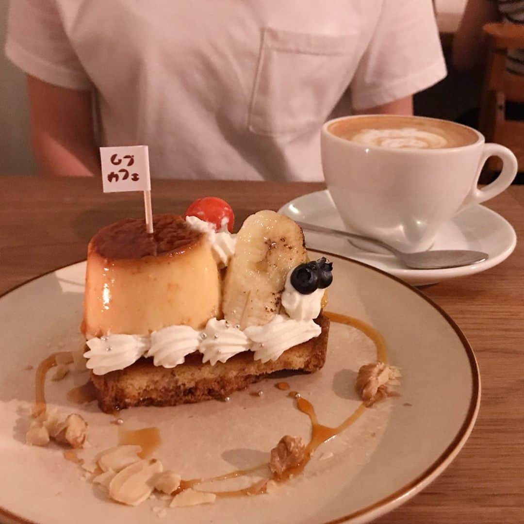 りょうくんグルメさんのインスタグラム写真 - (りょうくんグルメInstagram)「【新宿 ムブカフェ】 夜カフェもできちゃう！ プリンタルトが食べられるお店🤤 ⠀ 🏠#新宿 #ムブカフェ 🚶‍♂️新宿三丁目駅徒歩3分 📖季節フルーツとプリンのタルト(¥880) カフェラテ(¥550) チャイ(¥680) ⠀ ぷりんほどよくかため ナッツとアーモンドがうまうま ⠀ プリンに刺さったかわいい旗がレトロ感あっていい。  タルトがさっくさくでめっちゃうまい。 プリンも大きすぎないし、タルト生地と食べるから全然くどさを感じずに食べれる。 ⠀ ぷりんのタルトが食べられるのは東京でもここだけ。見た目が珍しいから、写真撮るのも楽しい。 ⠀ 夜カフェも可能で、21時ラストオーダー22時までやってる。ワンオーダー制。 ⠀ 入るときに食事かカフェか聞かれる。 お店の暗さもちょうどよく夜カフェの雰囲気が最高。 仲良い人とおしゃべりしたり、デートにもオススメ。 ⠀ 平日の20:30に行って20分くらい待った！ ⠀ オススメや〜」7月6日 19時38分 - uryo1113