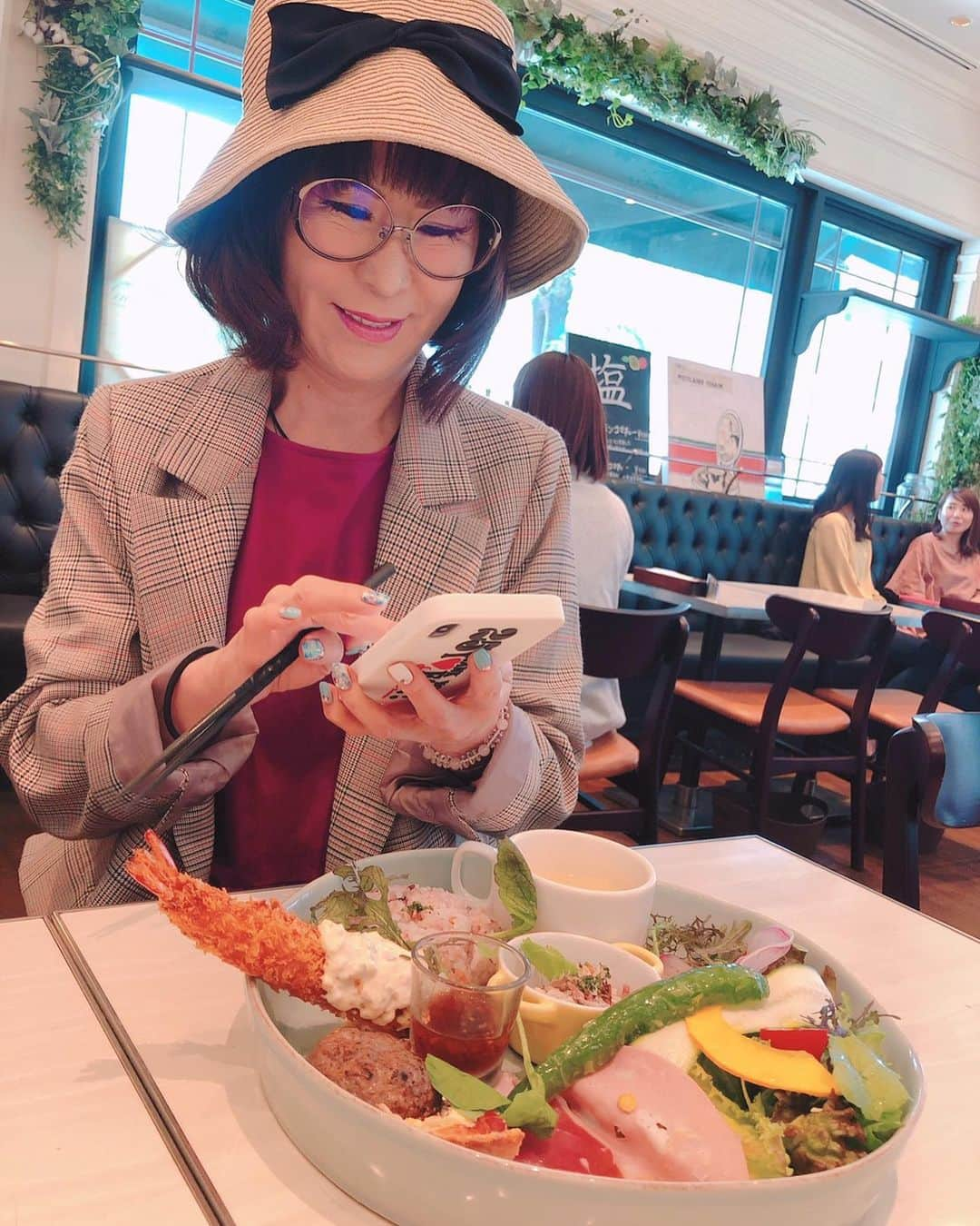 岩本初恵さんのインスタグラム写真 - (岩本初恵Instagram)「娘とお買い物 スパゲティ🍝 美味しかったです 💕💕 孫は萌ちゃんと コンサート 💕💕 唐津バイキングから 久しぶりに休みを 頂きました ゆっくり 天神をぶらぶらしました 💕💕 この頃 恋愛の相談が多い 💕💕 私は社内恋愛を進めてます 仕事も私生活も 楽しめてこそ 人生は心から笑顔に なれるものです 💕💕 社内恋愛に限らず 恋愛を沢山しなさいと 教えてます 💕💕 誰かを好きになる時間が 心を優しくしてくれます 💕💕 若い頃は特に 恋愛から幸せを感じる事が 綺麗にしてくれる 美容液です 💕💕 一人の時間も大事ですが 友達と食事行ったり 彼氏や彼女と 幸せな時間を過ごして 💕💕 生きている今を幸せと 感じて欲しいと 社内恋愛や出会いを 進めてます 💕💕 恋愛の相談 自分に自信が無い人へ 💕💕 ありのままの自分を 大事にしてくれる人は そんなに出会えないから 自信が無くっても 飛び込んで行く事です 💕💕 人も自分も信じて 勇気を持って 楽しみましょうね 💕💕 #福岡  #天神  #娘  #親子  #孫 #息子  #お嫁さん  #コンサート  #スパゲティ  #買い物  #休み  #恋愛  #相談  #社内恋愛  #恋愛相談  #instagram  #instagood  #love  #happy  #fun  #癒し  #ありがとう」7月6日 19時31分 - hatsue_iwamoto