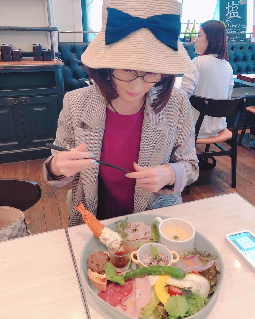 岩本初恵さんのインスタグラム写真 - (岩本初恵Instagram)「娘とお買い物 スパゲティ🍝 美味しかったです 💕💕 孫は萌ちゃんと コンサート 💕💕 唐津バイキングから 久しぶりに休みを 頂きました ゆっくり 天神をぶらぶらしました 💕💕 この頃 恋愛の相談が多い 💕💕 私は社内恋愛を進めてます 仕事も私生活も 楽しめてこそ 人生は心から笑顔に なれるものです 💕💕 社内恋愛に限らず 恋愛を沢山しなさいと 教えてます 💕💕 誰かを好きになる時間が 心を優しくしてくれます 💕💕 若い頃は特に 恋愛から幸せを感じる事が 綺麗にしてくれる 美容液です 💕💕 一人の時間も大事ですが 友達と食事行ったり 彼氏や彼女と 幸せな時間を過ごして 💕💕 生きている今を幸せと 感じて欲しいと 社内恋愛や出会いを 進めてます 💕💕 恋愛の相談 自分に自信が無い人へ 💕💕 ありのままの自分を 大事にしてくれる人は そんなに出会えないから 自信が無くっても 飛び込んで行く事です 💕💕 人も自分も信じて 勇気を持って 楽しみましょうね 💕💕 #福岡  #天神  #娘  #親子  #孫 #息子  #お嫁さん  #コンサート  #スパゲティ  #買い物  #休み  #恋愛  #相談  #社内恋愛  #恋愛相談  #instagram  #instagood  #love  #happy  #fun  #癒し  #ありがとう」7月6日 19時31分 - hatsue_iwamoto