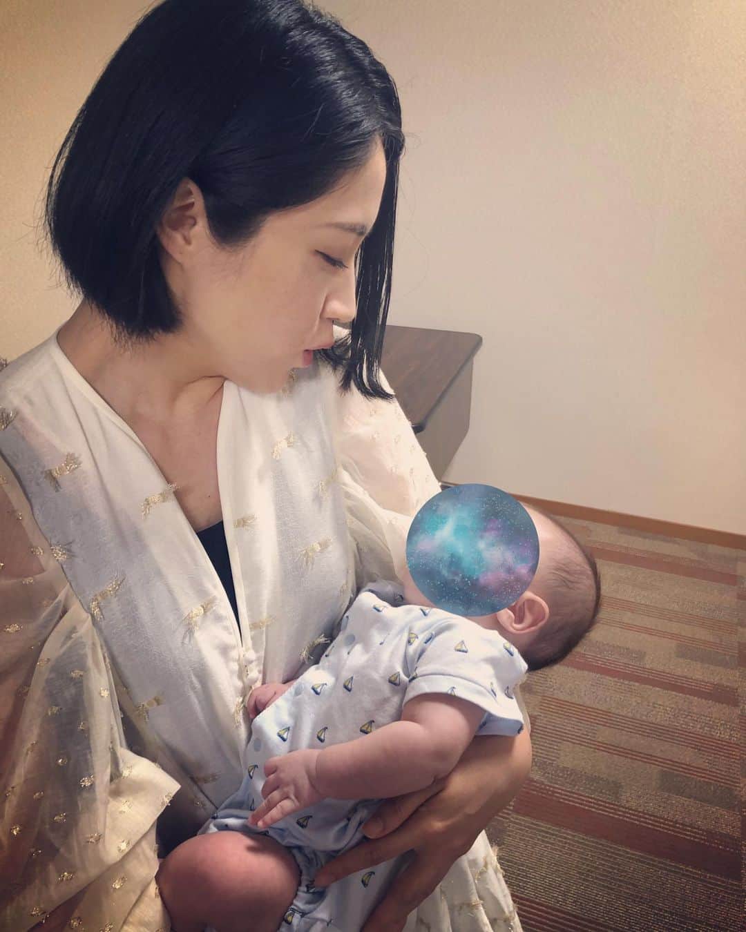 犬山紙子さんのインスタグラム写真 - (犬山紙子Instagram)「ひとんちの赤ちゃん吸おうとしてしまいました がわいがっだああああ いっかげちゅ半😭 すくすく育ってね」7月6日 19時32分 - inuyamakamiko