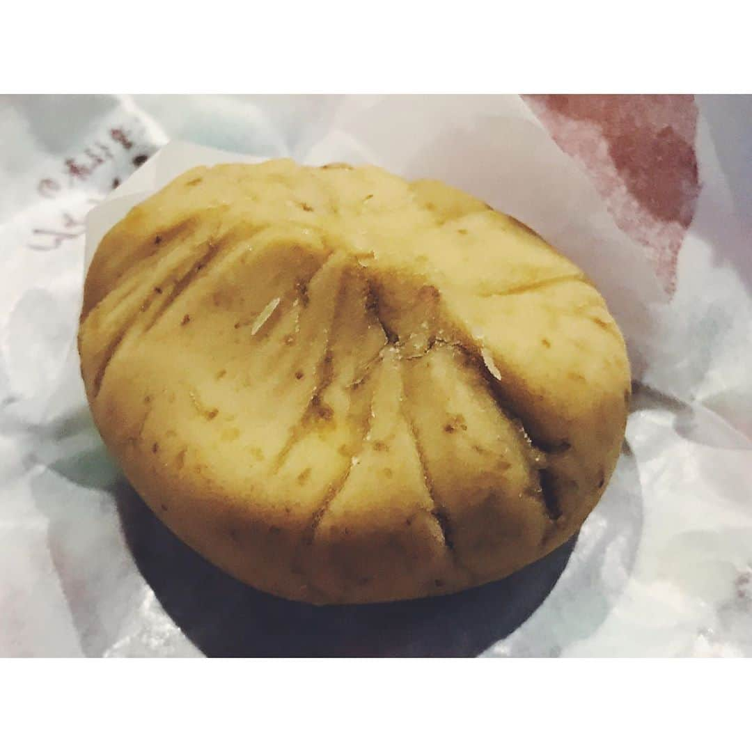 権藤朱実さんのインスタグラム写真 - (権藤朱実Instagram)「♪ いただいたお土産美味しかった🌰 #Japan #Tokyo #Gifu #gift #happy #thankyou #岐阜 #お土産 #澤田屋 #木曽伝承の栗きんとん #栗きんとん #栗 #和菓子 #ありがとうございます☺︎ #model #satorujapan #akemigondo #モデル #サトルジャパン #権藤朱実 →@satorujapan_official @akemigondo ☑︎プロフィールのリンクにて、blog更新中☺︎ My blog『ake photo』 →http://ameblo.jp/akemi-gondo/」7月6日 19時32分 - akemigondo