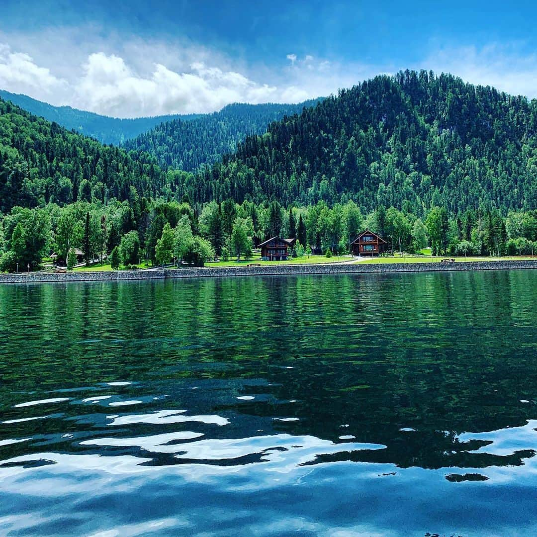 ミロスラヴァ・デュマさんのインスタグラム写真 - (ミロスラヴァ・デュマInstagram)「325 meters depth, Lake Teletskoye is the true PEARL of Siberian Altai. About 70 rivers and 150 temporary streams flow into the lake which is listed as one of @unesco UNESCO World Natural Heritage Sites and keeps so many secrets of nature...🌏🌎🌍 #Siberia」7月6日 19時33分 - miraduma