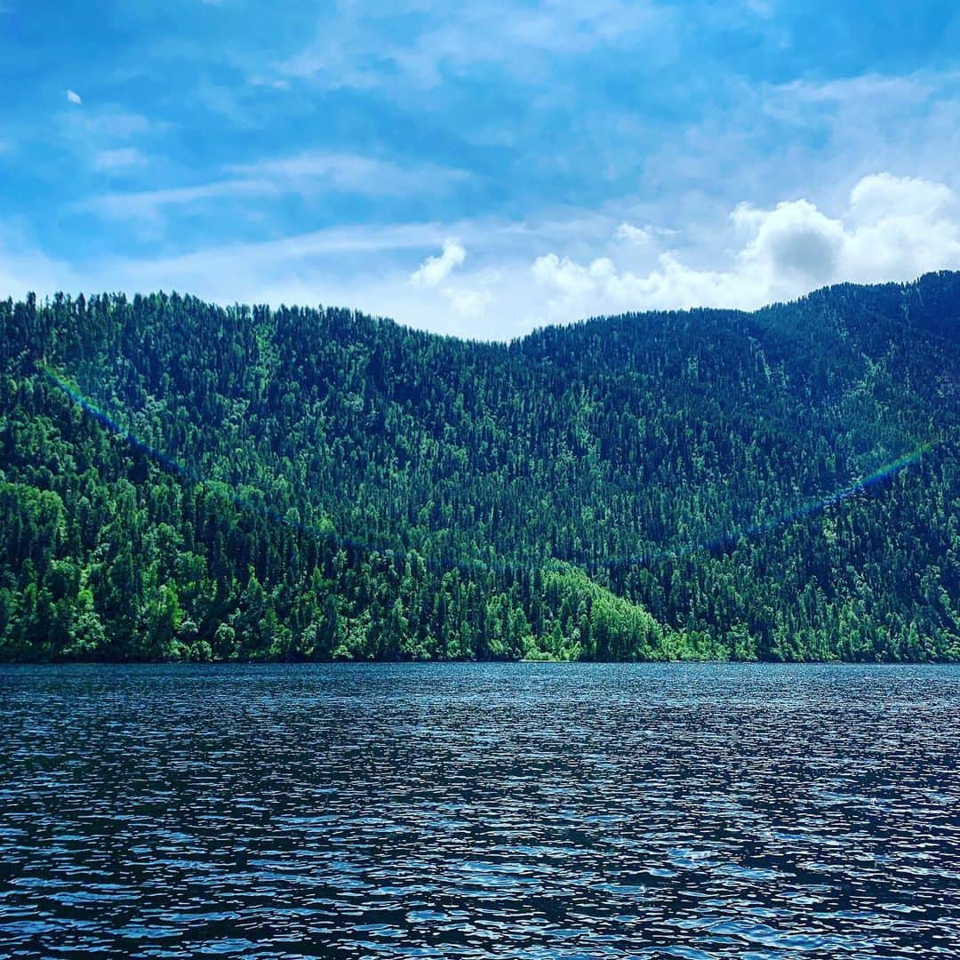 ミロスラヴァ・デュマさんのインスタグラム写真 - (ミロスラヴァ・デュマInstagram)「325 meters depth, Lake Teletskoye is the true PEARL of Siberian Altai. About 70 rivers and 150 temporary streams flow into the lake which is listed as one of @unesco UNESCO World Natural Heritage Sites and keeps so many secrets of nature...🌏🌎🌍 #Siberia」7月6日 19時33分 - miraduma