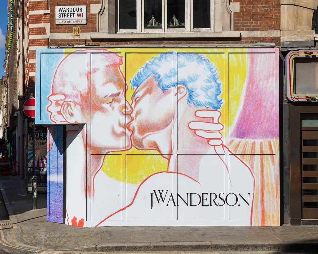 JWアンダーソンさんのインスタグラム写真 - (JWアンダーソンInstagram)「Happy Pride Everyone! We are very excited and PROUD to announce JW Anderson will be opening in Soho this year! We will be giving away exclusive key rings and tattoos today after the parade to celebrate. Come meet us at the corner of Wardour Street and Brewer Street! Artwork by @polanglada」7月6日 19時39分 - jw_anderson