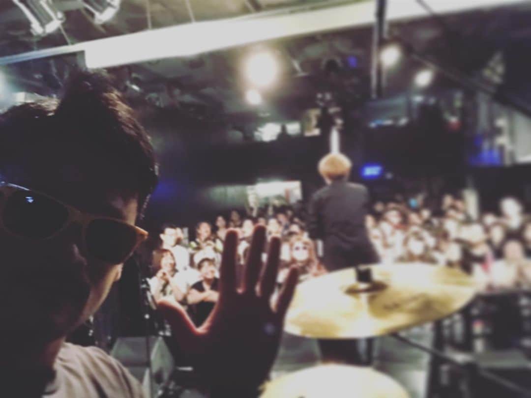 石川龍のインスタグラム：「一年と半年以上ぶりの大阪でのライブ。沢チャレもMCで言ってたように、忘れられて猫🐈3匹しかいなかったらどうしようと思っていましたが、たくさんの人が待っていてくれて本当に感謝でした。たのしんでもらえたなら良かったなぁ。 ありがとうございマッスル💪😊💪 #ザチャレ #見放題2019」