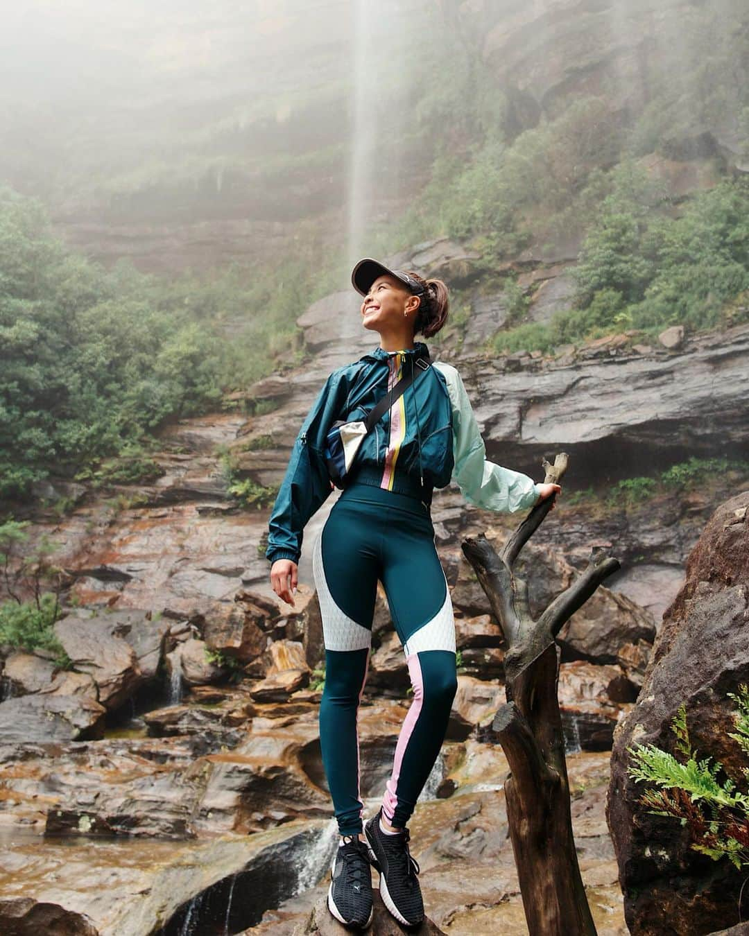 ソニアさんのインスタグラム写真 - (ソニアInstagram)「Miss being surrounded by nature already. I used to be so afraid of filming or even going in the “wilderness” as I called it (which means anywhere with trees, insects and mud, but now I find it ever so calming and refreshing. Minus the insects tho, I’ll still shriek like a banshee 🤣🤪) Geared up in #PUMAsg and my cute little @sandroparis bag for this trek in the Blue Mountains.  @pumawomen @sandroparis #sandroparis」7月6日 19時48分 - soniachew