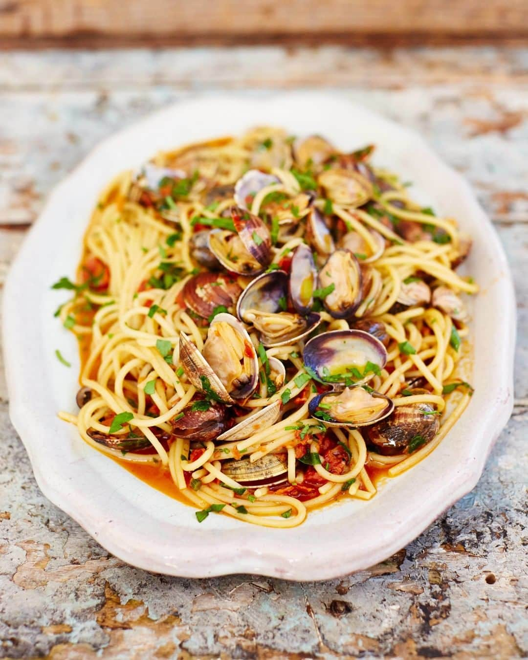 ジェイミー・オリヴァーさんのインスタグラム写真 - (ジェイミー・オリヴァーInstagram)「Comfort Food p180 | Vongole!! Such a brilliantly simple pasta that celebrates the juice and flavour of clams that hits the spot, every time!! I've given it a twist by using rose instead of white wine to give it a beautiful blush.」7月6日 19時51分 - jamieoliver