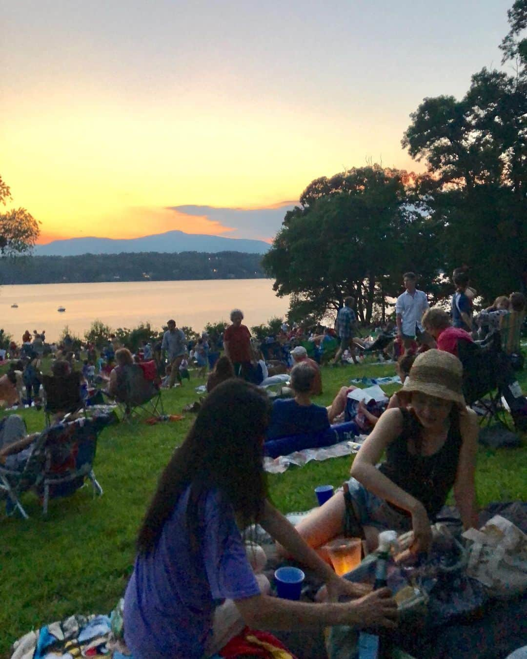 オム・ジウォンさんのインスタグラム写真 - (オム・ジウォンInstagram)「Waiting for the fireworks on 4th of July.  #upstateny #weekendgetway」7月6日 19時51分 - umjeewon